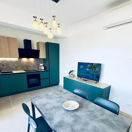 A Terrace Overlooking The Sea - Palms 9 Apartment