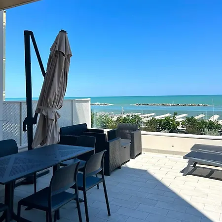 A Terrace Overlooking The Sea - Palms 9 Appartement